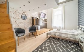 Susan Apartment Near Blaha Lujza Square
